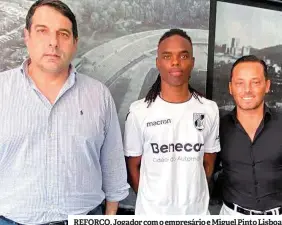  ??  ?? REFORÇO. Jogador com o empresário e Miguel Pinto Lisboa