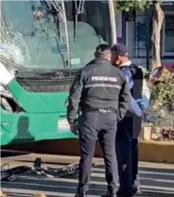  ?? FOTO: ESPECIAL ?? l
AL HOSPITAL. El pedalista no observó el reglamento vial, se expuso y expuso a otros leoneses con su imprudenci­a.