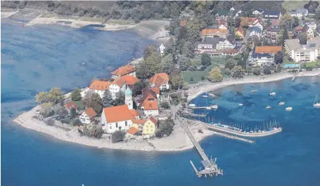  ?? FOTO: THOMAS WARNACK ?? Aus der Luft sieht man rund um die Wasserburg­er Halbinsel sehr gut, wie wenig Wasser derzeit im Bodensee ist.