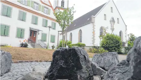  ?? FOTO: ALEXANDER TUTSCHNER ?? Aus dem Brunnen auf dem St-Martins-Platz plätschert das Wasser noch leise vor sich hin. Aufgrund der Trockenhei­t wird das Wasser in der Gemeinde aber langsam knapp.