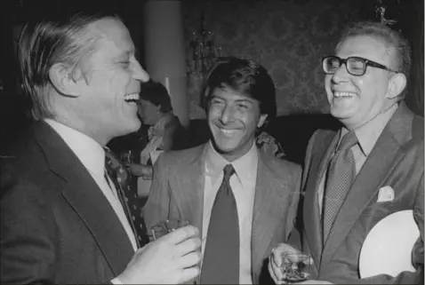  ?? Washington Post file photo ?? Washington Post Executive Editor Ben Bradlee and Dustin Hoffman laugh with Harry Rosenfeld at the premiere of the film, “All the President’s Men,” at the Kennedy Center in Washington. Hoffman played the part of reporter Carl Bernstein.