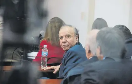  ?? LUCIANO THIEBERGER ?? En el banquillo. Menem en Comodoro Py, en 2013, cuando un tribunal oral lo condenó.