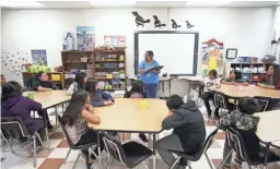  ?? PHOTOS BY PATRICK BREEN/THE REPUBLIC ?? Annette Rave conducts class at Salt River Elementary School, part of the Salt River Pima-Maricopa Indian Community.