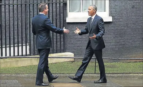  ?? DAN KITWOOD / GETTY ?? Obama, en ayuda de Cameron. David Cameron recibe en Downing Street al presidente de Estados Unidos, Barack Obama, de visita oficial con su esposa, quien le echó un capote defendiend­o la permanenci­a del Reino Unido en la Unión Europea