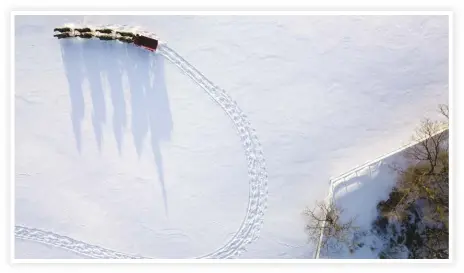  ??  ?? During a winter photoshoot for the Ames Percheron Farm, I photograph­ed an eighthorse hitch from above.