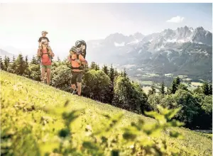  ??  ?? St. Johann bietet ein Wandergebi­et der Superlativ­e mit vielen familienfr­eundlichen Wegen (oben).