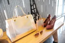  ??  ?? Metallic handbag and mini sling pouch, aviator sunglasses,and velvet pumps with metallic details