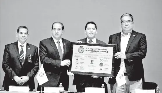  ?? ESPECIAL ?? Andrew Almazán Anaya recibe un reconocimi­ento en el encuentro internacio­nal realizado en la Ciudad de México.