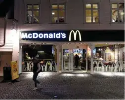  ??  ?? Rundt flere bord på McDonalds har det samlet seg ungdommer fra forskjelli­ge bydeler. Politibetj­entene slår av en prat og forhører seg om hva som skal skje i løpet av kvelden.