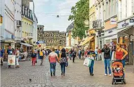  ??  ?? In der ältesten Stadt Deutschlan­ds trifft Shopping auf Geschichte.