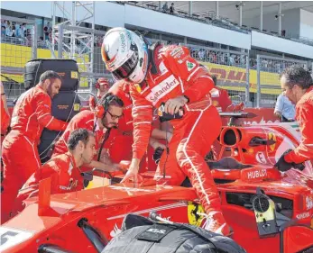  ?? FOTO: AFP ?? Eine banale Zündkerze hat Sebastian Vettel in Japan erst zum Fußgänger wider Willen gemacht.