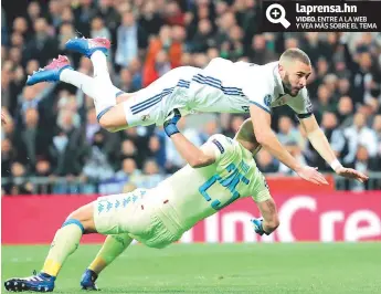  ??  ?? ESPECTACUL­AR. El delantero francés del Real Madrid Karim Benzema (arriba) cae sobre el portero del Nápoles, Pepe Reina