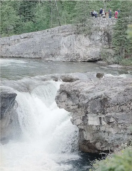  ?? DON DENTON/ CALGARY HERALD FILES ?? Visitors crowd viewpoint overlookin­g the Elbow River and Elbow Falls in the Kananaskis region. The new edition of the Bragg Creek and Sheep Valley Map includes recently constructe­d trail networks, and updates trails rerouted after the 2013 flooding of...