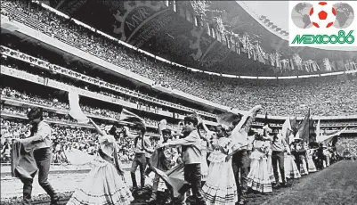  ??  ?? El 31 de mayo de 1986, en la cancha del Estadio Azteca, comenzó el esperado segundo Mundial de México. la copa que se pintó de albicelest­e.