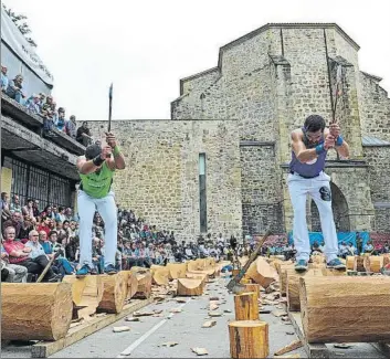  ??  ?? Aitzol Atutxa y Mikel Larrañaga mantuviero­n un bonito duelo en la tarde de ayer