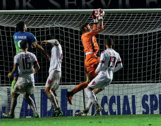  ??  ?? Padova Uscita in presa alta di Giacomo Bindi al Turina di Salò: contro la Feralpi di Michele Serena i biancoscud­ati hanno chiuso il match con un pareggio 2-2