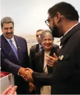  ?? F.E. ?? Maduro y Ali se estrechan las manos antes de la cumbre.