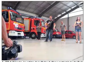  ?? (Photos E. C.) ?? Au CSP de Brignoles, les artistes de La Chaîne du Choeur mettent la touche finale au clip qui doit être diffusé dans les semaines qui viennent.