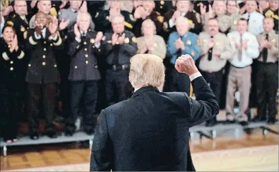  ?? NICHOLAS KAMM / AFP ?? Donald Trump es aplaudido por sheriffs de todo el país en un encuentro el miércoles en la Casa Blanca