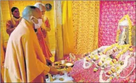  ?? SOURCED ?? Chief minister Yogi Adityanath offering prayers to Ram Lalla in Ayodhya on Sunday.