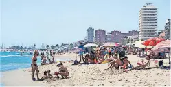  ?? [ Action Press / picturedes­k.com ] ?? An der Costa del Sol nahe Malaga´ fallen die Distanz-Schranken. Spaniens Südküste ist eine der beliebtest­en Urlaubsdes­tinationen für Briten.