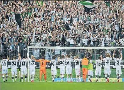  ?? CHRISTIAN VERHEYEN / GETTY ?? Los jugadores del M‘Gladbach, celebrando el sábado con su afición la victoria sobre el Ingolstadt