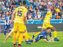  ??  ?? LUCHA TITÁNICA. Munir cae al césped al lado de Olunga.