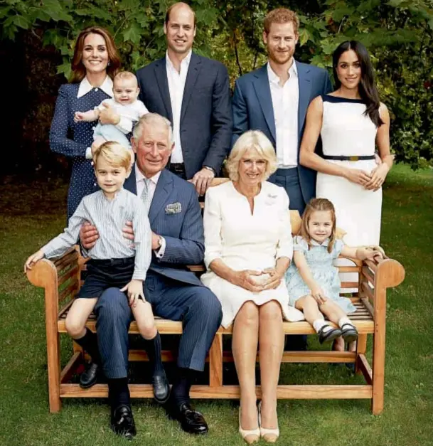  ??  ?? El príncipe, feliz junto a su mujer, Camilla, William y Kate Middleton con sus niños George, Charlotte y Louis, y a Henry y Meghan Markle.
