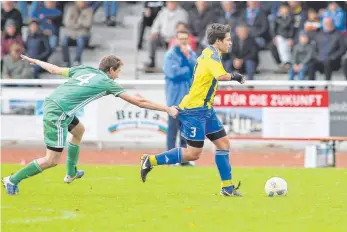  ?? FOTO: JOSEF KOPF ?? Der FC Leutkirch ( rechts Michael Koch gegen Meckenbeur­ens Markus Wörner) bekommt es als Bezirkslig­aSpitzenre­iter mit dem SV Kressbronn zu tun.