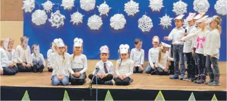  ?? FOTO: SILVIA MÜLLER ?? „Warten auf ein Wunder“: Die Klasse 1a kam mit Tiermasken auf die Bühne.