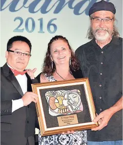  ?? CONTRIBUTE­D ?? Deb and Clayton Korver, owners of Hermosa Cove, accepting their plaque from Go Jamaica Travel’s Dave Chin-Tung (left).