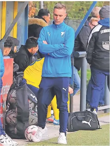  ?? FOTO: THEO TITZ ?? Ein Sieg in sechs Spielen war zu wenig: Zuletzt kassierte Trainer Stefan Laucke mit dem 1. FC Mönchengla­dbach heftige Niederlage­n in der Oberliga. Seit Montagmorg­en ist Laucke nicht mehr im Amt.