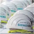  ?? FOTO: DPA ?? Helme mit Siemens-Logo.