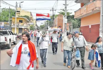  ??  ?? El viernes último organizaci­ones ciudadanas de San Lorenzo realizaron una marcha de protesta contra las irregulari­dades y la impunidad reinantes en su ciudad.