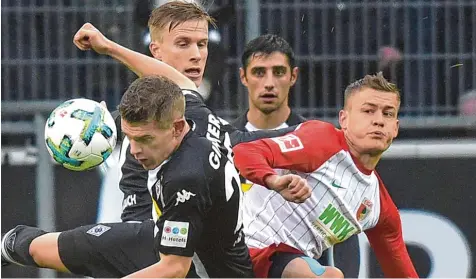  ?? Foto: imago ?? Alfred Finnbogaso­n (rechts) hatte in Gladbach einen schweren Stand. Hier kümmern sich gleich Matthias Ginter, Oscar Wendt und Lars Stindl um ihn.