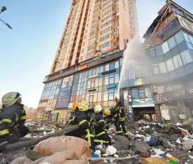  ?? ?? Bomberos apagan un fuego en un edificio de viviendas