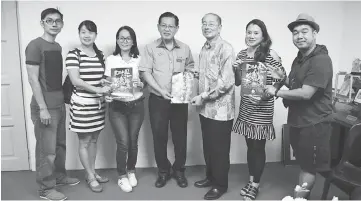  ??  ?? Lee (centre) in a group photo with heads of several cultural organisati­ons, which will team up for a spectacula­r series of performanc­es at the China Culture Art Festival 2017.