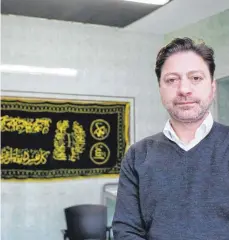  ?? FOTOS: DPA ?? Isikali Karayel ist Inhaber eines islamische­n Bestattung­sinstitute­s in Berlin-Neukölln.