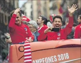  ?? FOTO: EFE ?? El Profe Ortega, con Diego Simeone celebrando la Europa League por Madrid