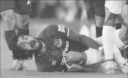  ?? (REUTERS/Andrew Yates) ?? Everton’s Andre Gomes reacts after sustaining an injury.