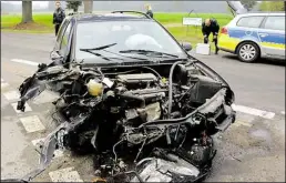  ?? BILD: SEBASTIAN FRIEDHOFF ?? Die Folgen des heftigen Zusammenst­oßes: An dem VW Golf entstand Totalschad­en.