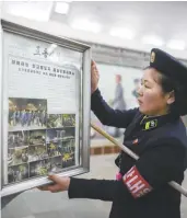  ??  ?? סקרנות בפיונגיאנג: קוראים דיווחים על הפסגה