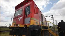  ?? KOPANO TLAPE GCIS ?? AN ELECTRIC locomotive at the Transnet Koedoespoo­rt plant in Pretoria. Transnet has put group general manager for finance Edward Thomas on suspension.