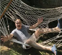  ?? SUE ZEZIMA TNS ?? Jerry Zezima falls through a hole-ridden old hammock.