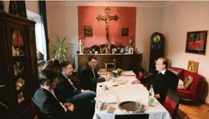  ?? Foto: Silvio Wyszengrad ?? Gregor Peter Schmitz, Daniel Wirsching und Alois Knoller (links, von vorne) trafen den neuen Augsburger Bischof Bertram Meier in dessen Wohnzimmer zum ausführlic­hen Interview.