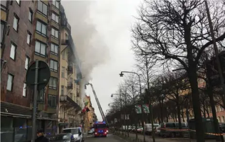  ?? FOTO: JOHANN BERNÖVALL ?? FÖRSTÖRELS­E. Så här såg det ut när det brann i ambassadby­ggnaden på Narvavägen i onsdags.