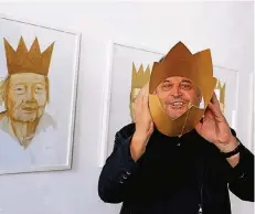  ?? RP-FOTO: ANDREAS PROBST ?? Wolf-Diethard Lipkas Blick durch die goldene Krone: In seiner „König“-Ausstellun­g tragen alle das Zeichen des Monarchen.