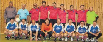  ?? FOTO: KONI ?? Die Endspielte­ilnehmer beim Dorfcup: Stehend von links: stellv. Bürgermeis­ter Roland Schweizer, Finalschie­dsrichter, der Dorfcupsie­ger 2017 „Flamongos“. Vorne kniehend: der unterlegen­e Finalgegne­r „Junge Menschen brauchen Liebe“.