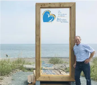  ??  ?? Michel Bujold pose près de la baie des Chaleurs. - Gracieuset­é