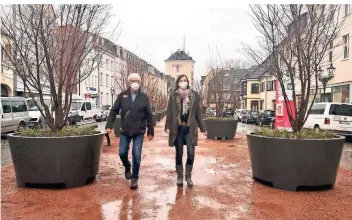  ?? RP-FOTO: JULIA BRABECK ?? Anwohner Gerd Müller-van Ißem und Buchhändle­rin Christina Angsten (v.l.) begutachte­n, wie der Kaiserswer­ther Markt nun mit den neuen Bäumen wirkt.